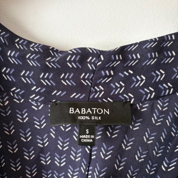 Aritzia Babaton 100% Silk Faux Wrap Dress Navy Blue Arrow Pattern Size Small - Picture 4 of 5